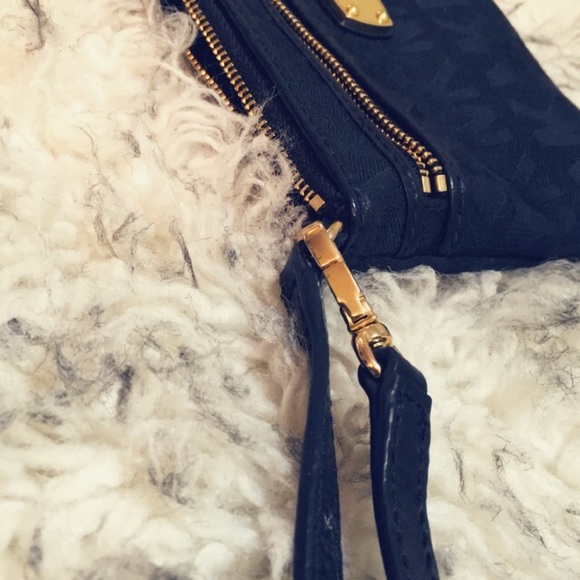 MICHAEL KORS 
Signature Jet Set Large Wristlet - Picture 3 of 7